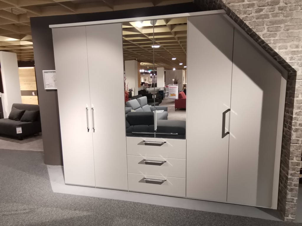 Kleiderschrank-Kombination