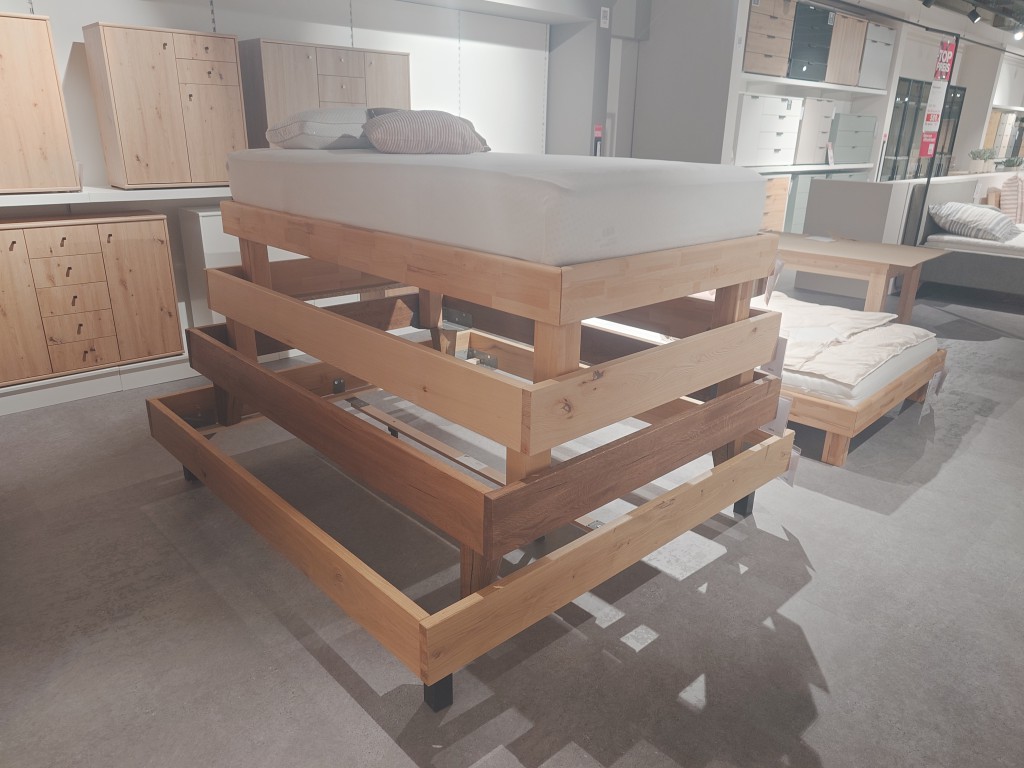 Verschiedene Bettrahmen 